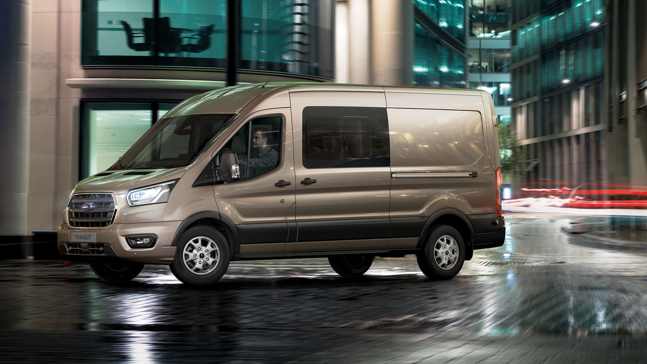 Ford Transit Van argenté vu de côté dans la nuit