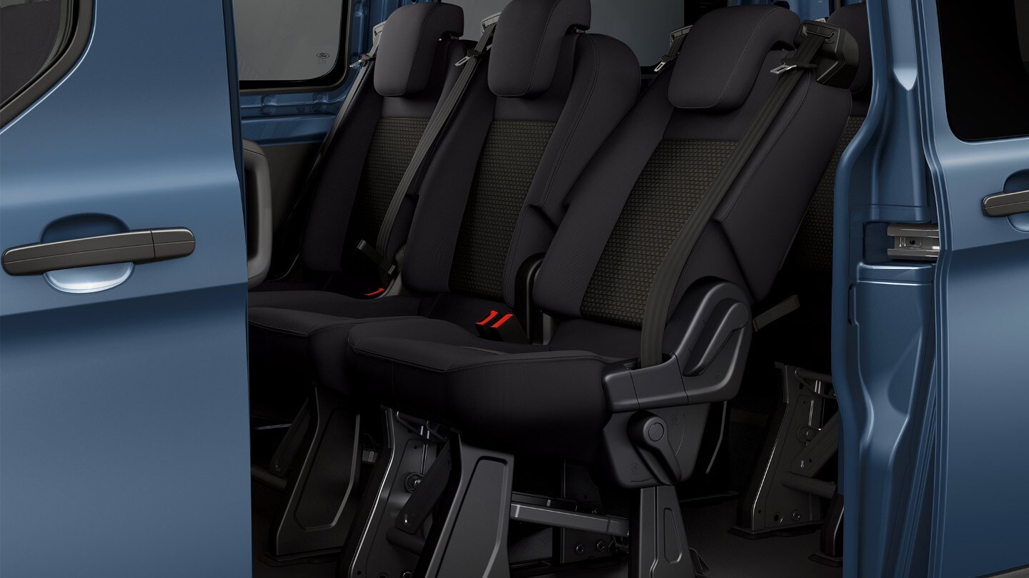 Ford Transit Kombi PKW blau Ausschnitt Schiebetür