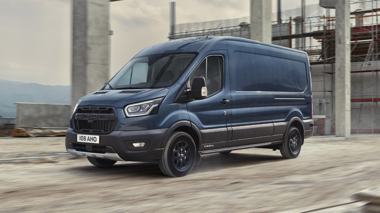 Ford Transit Fourgon Trail couleur bleue, vue de face aux trois quarts, roulant sur un chantier 