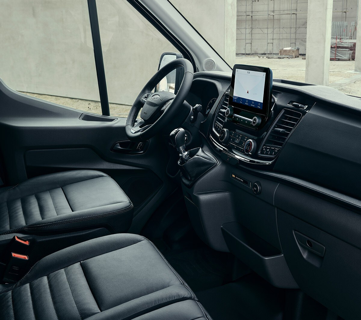 Ford Transit. Vue de l'espace intérieur depuis le côté passager avant