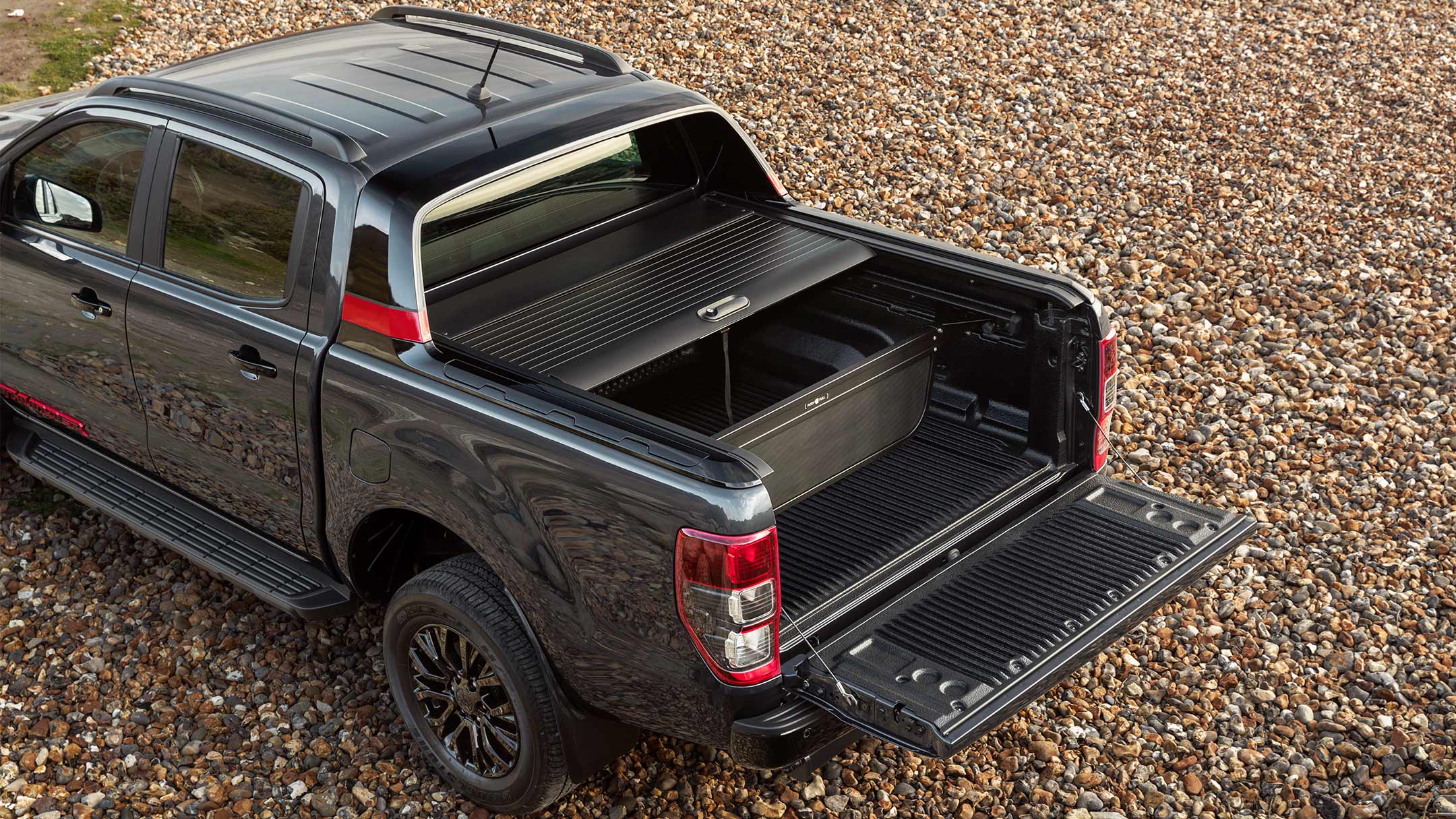 Ford Ranger couleur noire, vue arrière aux trois quarts, avec hayon ouvert