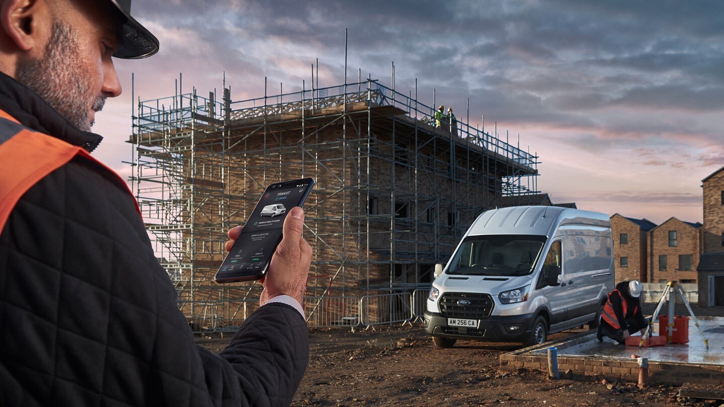 Ouvrier du bâtiment tenant son smartphone en main