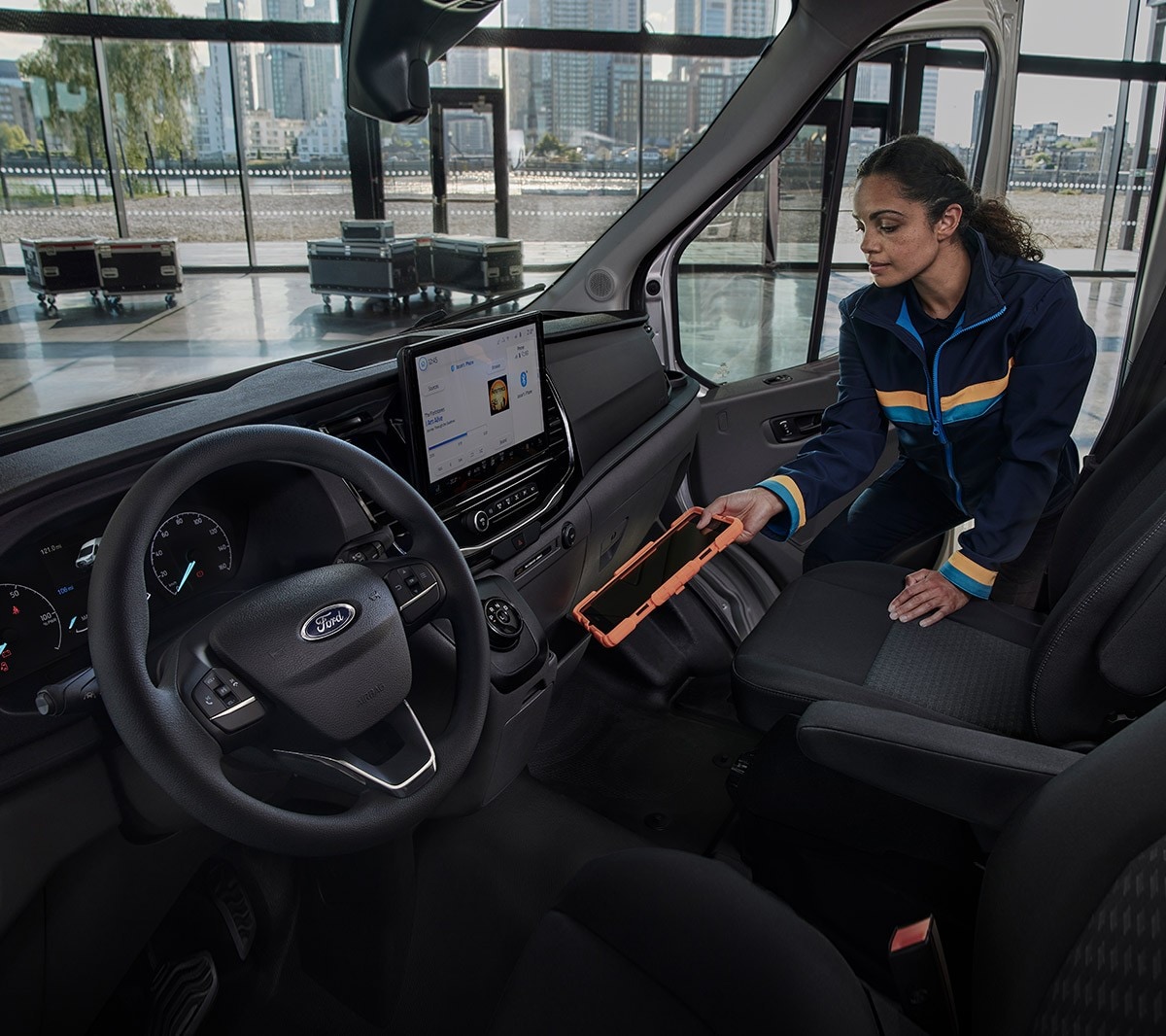 Ford E-Transit, vue intérieure avec vide-poche côté passager