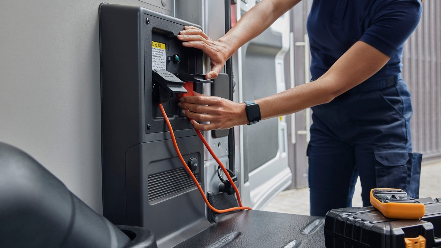 Ford E-Transit, vue détaillée de la prise d’alimentation Pro Power Onboard sur la cloison de l’espace de chargement