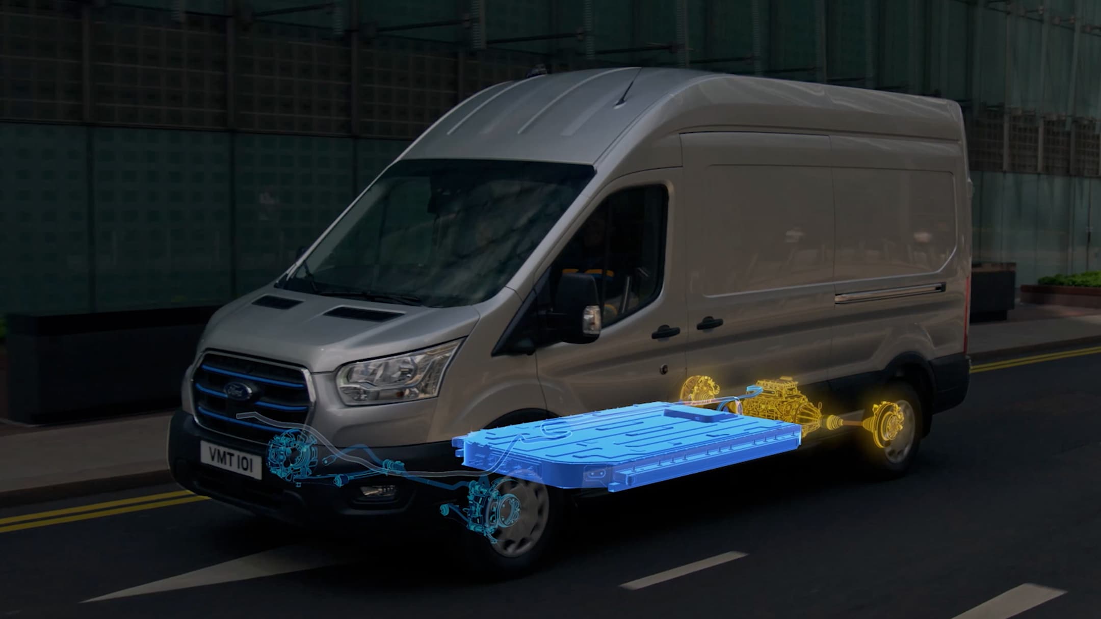 Ford E-Transit couleur argent, vue latérale aux trois quarts, illustration de la transmission électrique