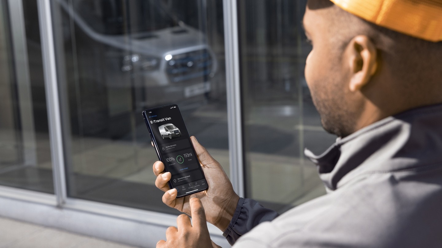 Personne utilisant l’application FordPass Pro