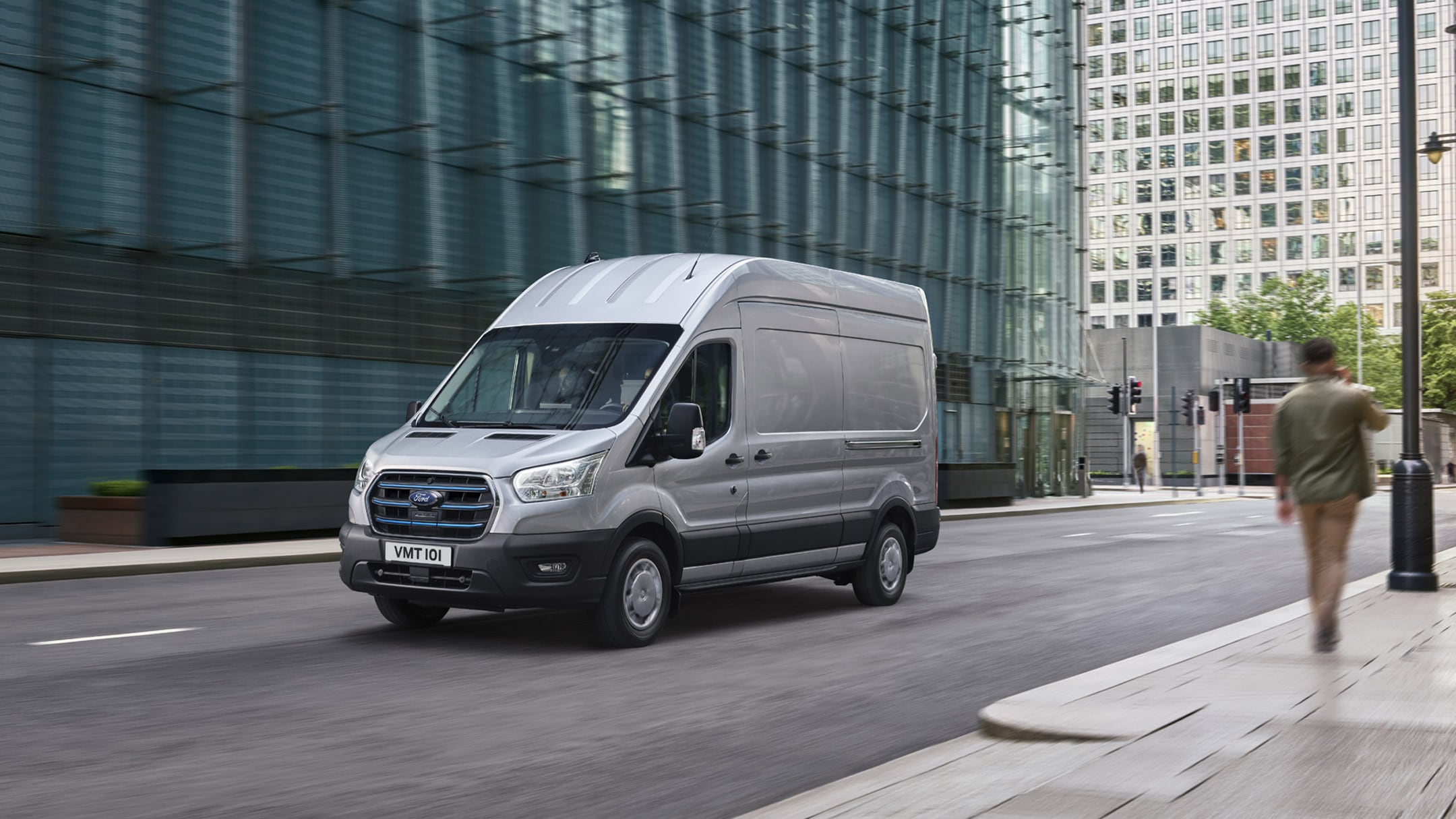 Ford E-Transit Fourgon couleur argent, vue latérale aux trois quarts