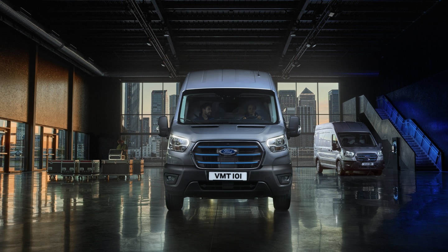 Ford E-Transit couleur blanche, vue de face, garé dans un showroom