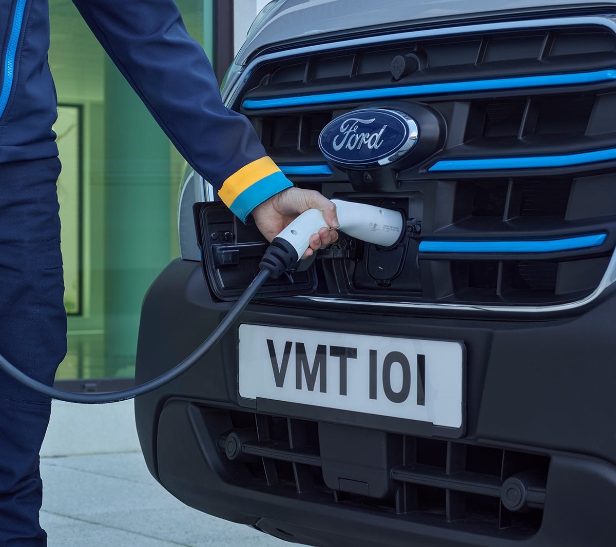 Ford E-Transit, vue détaillée de la prise de charge avec câble de recharge