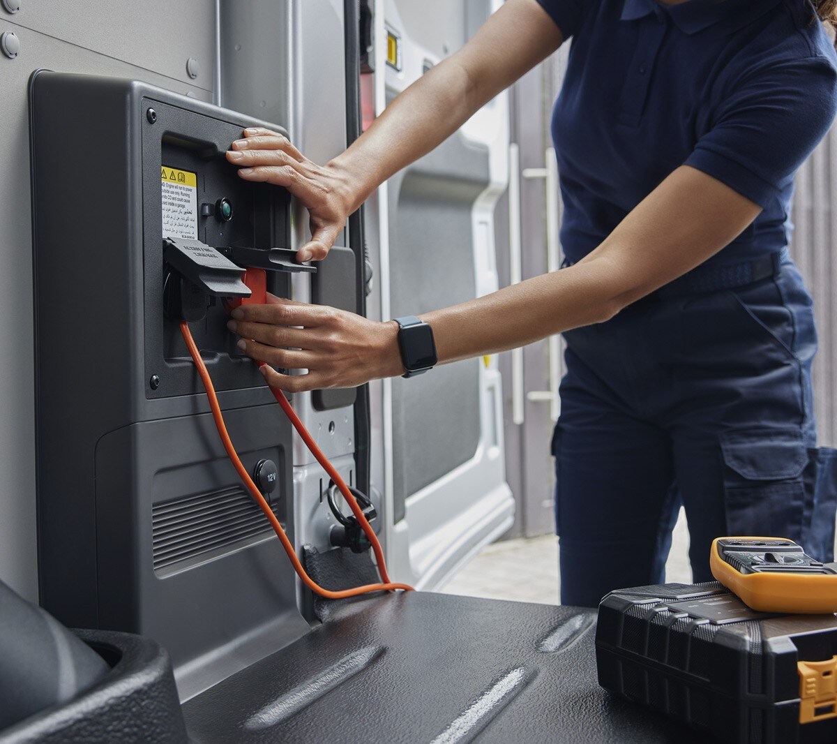 Ford E-Transit, vue détaillée de la prise d’alimentation Pro Power Onboard sur la cloison de l’espace de chargement