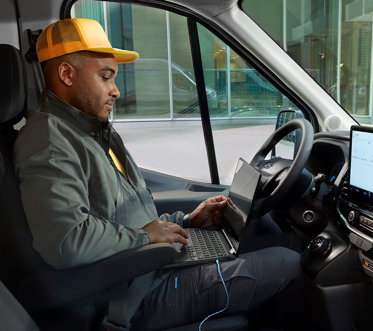 Ford E-Transit, vue détaillée de la prise d’alimentation Pro Power Onboard sur la cloison de l’espace de chargement