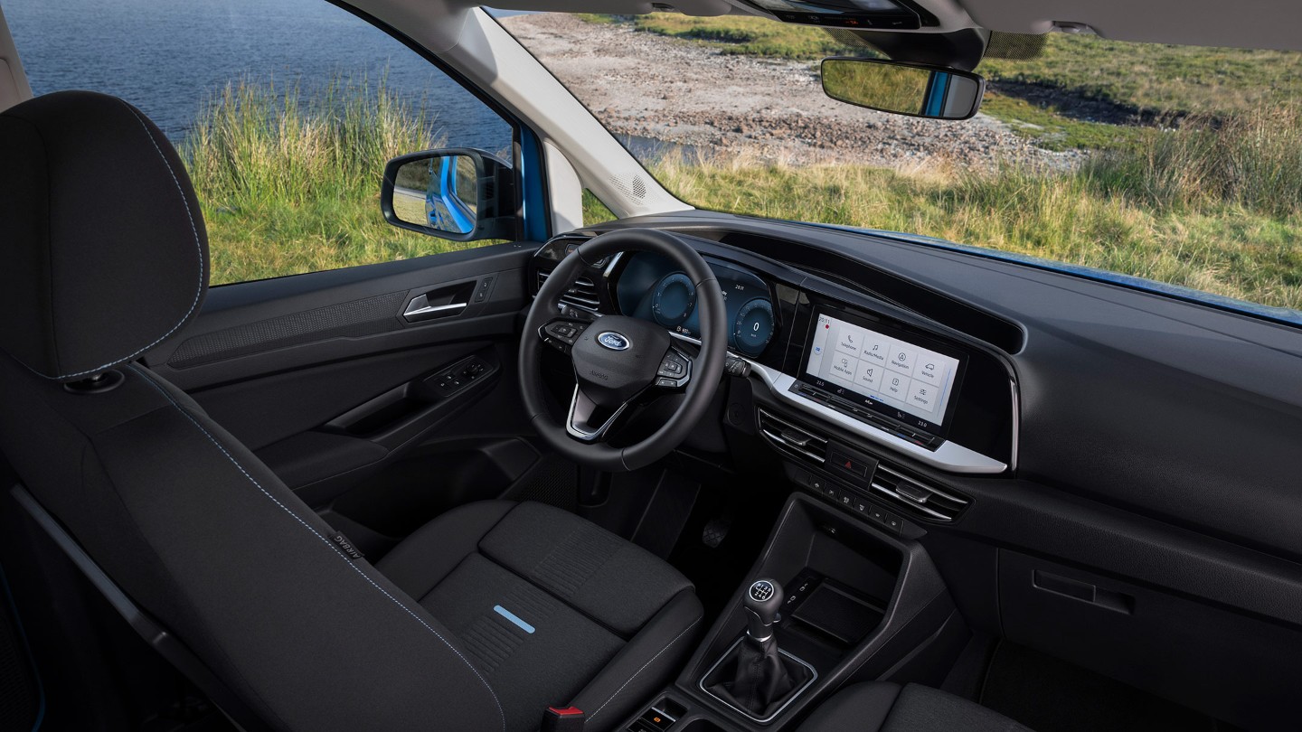 Ford Tourneo Connect, vue intérieure depuis la deuxième rangée de sièges sur le siège conducteur, le volant et le tableau de bord