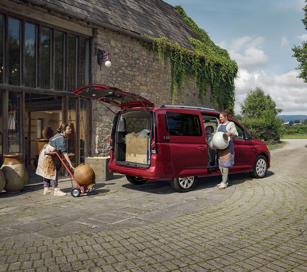 Ford Tourneo Connect, vue sur la calandre et phare en détail