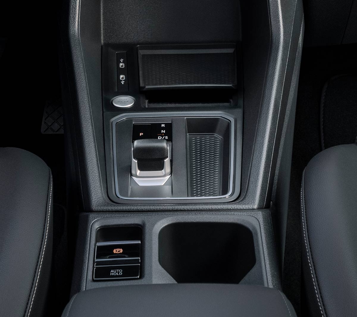 Ford Tourneo Connect, vue du poste de conduite avec console centrale en détail