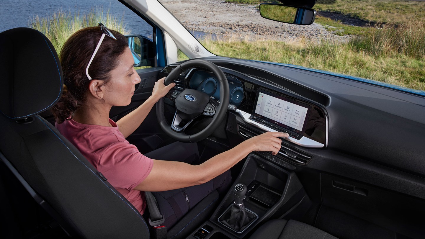 Ford Tourneo Connect, vue intérieure, poste de conduite avec conductrice