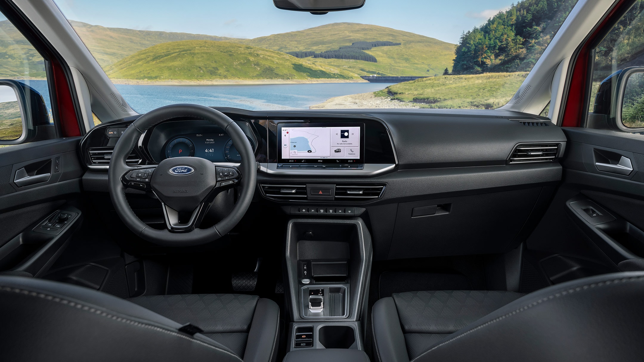 Ford Tourneo Connect, vue intérieure sur le volant et le tableau de bord depuis la deuxième rangée de sièges