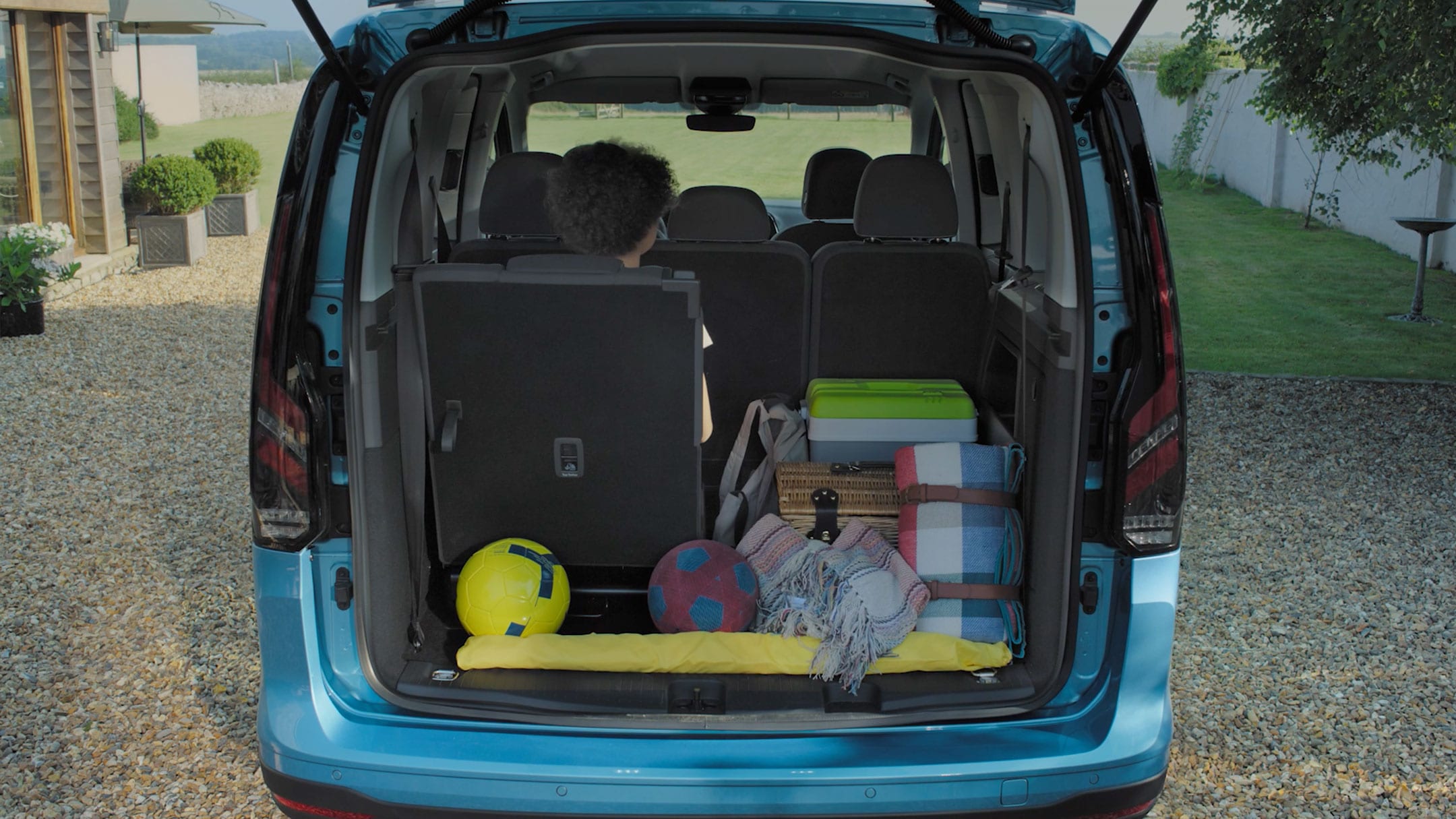Ford Tourneo Connect: vue sur le coffre chargé avec sixième siège
