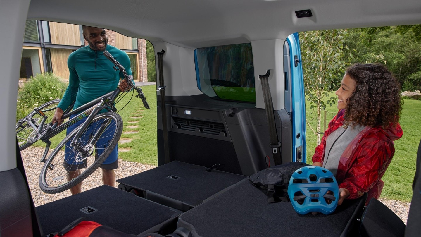 Ford Tourneo Connect, vue latérale sur le coffre en cours de chargement