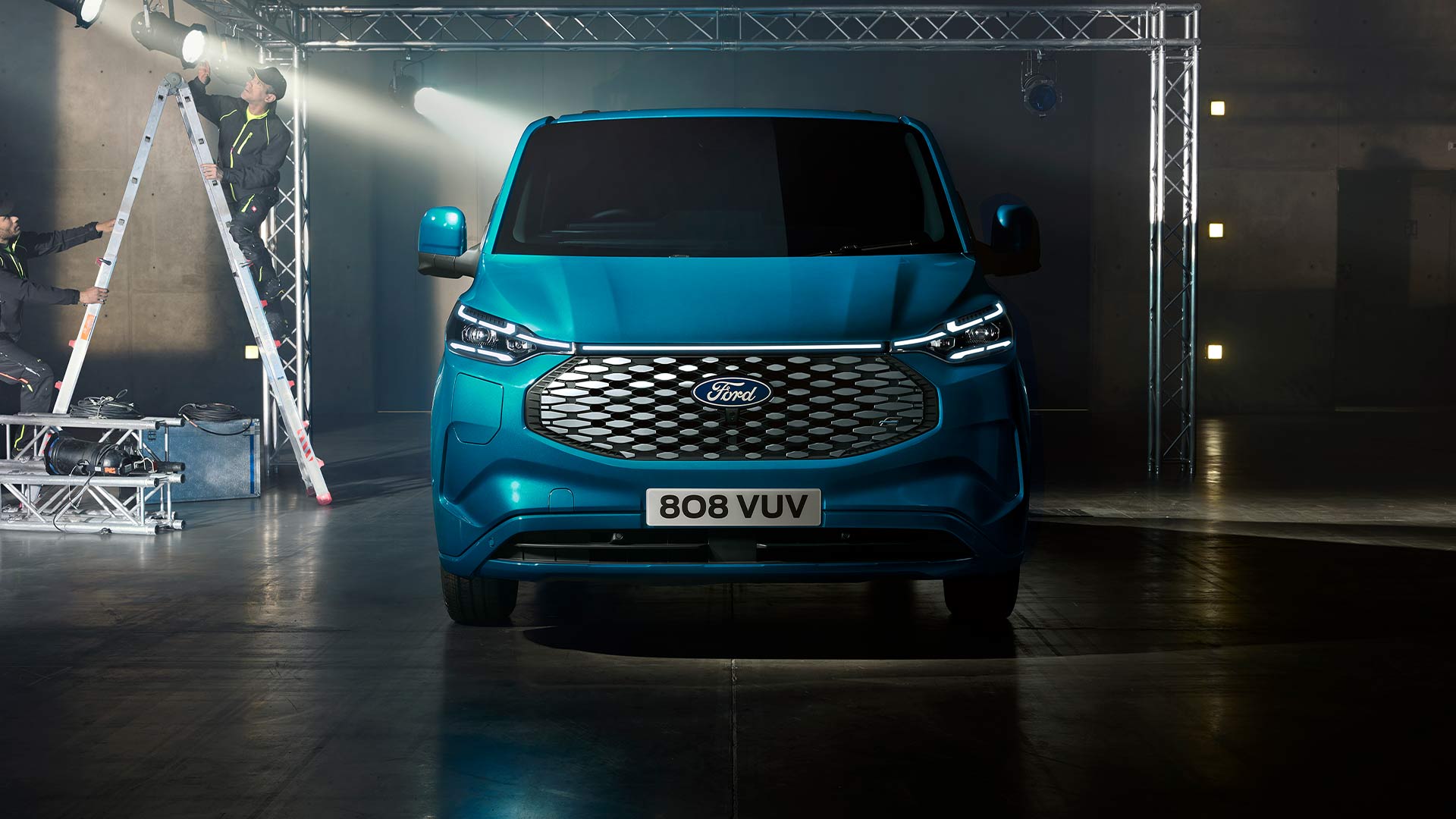 Vue de face de la fourgonnette électrique Ford E-Transit Custom bleue.