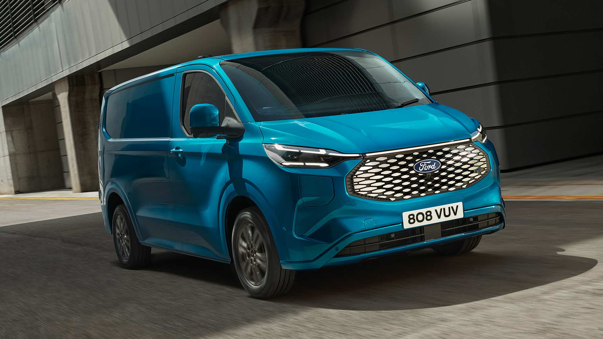 Ford E-Transit Custom bleu en circulation.