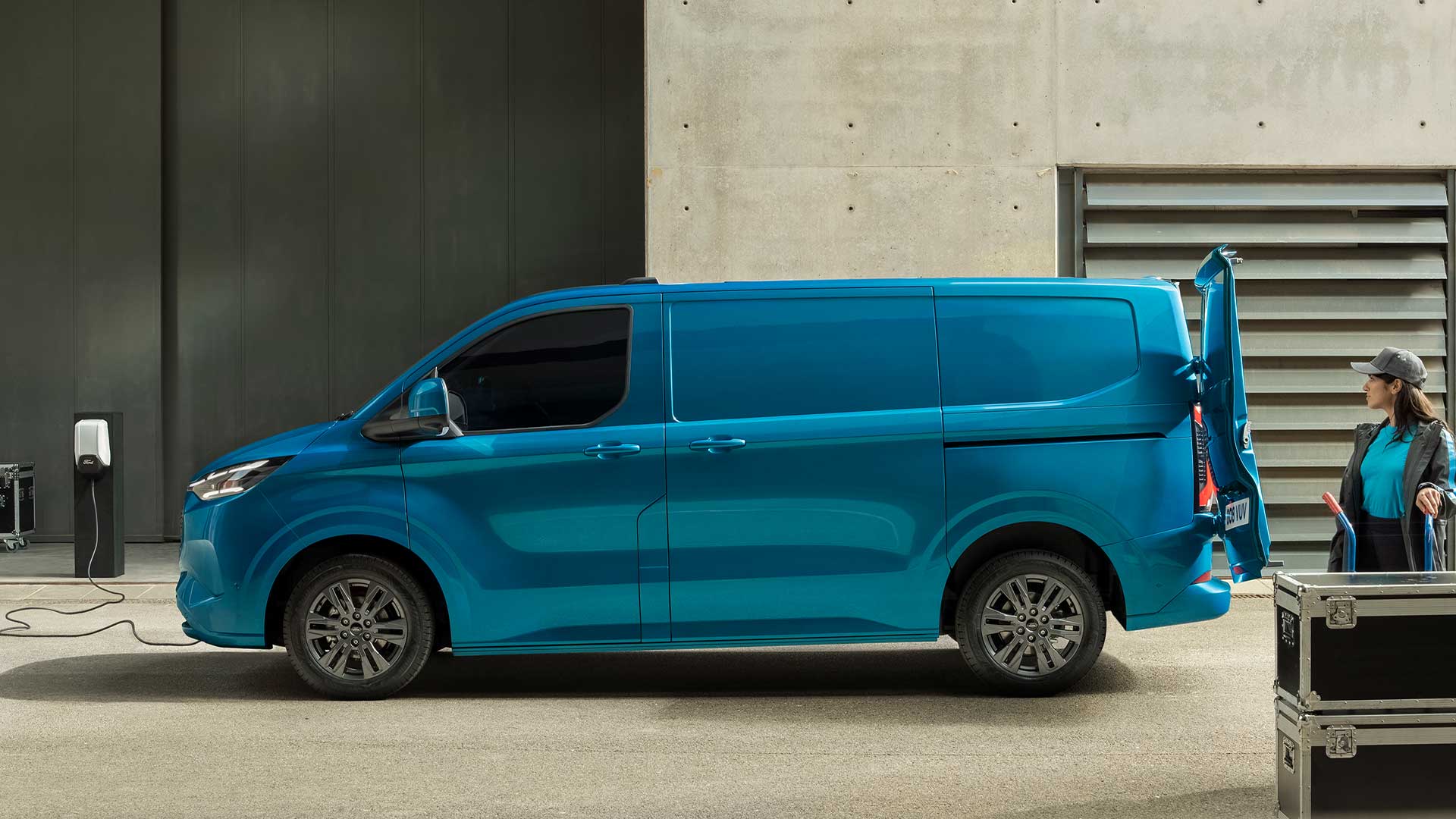 Fourgonnette électrique Ford E-Transit Custom bleue en cours de recharge.