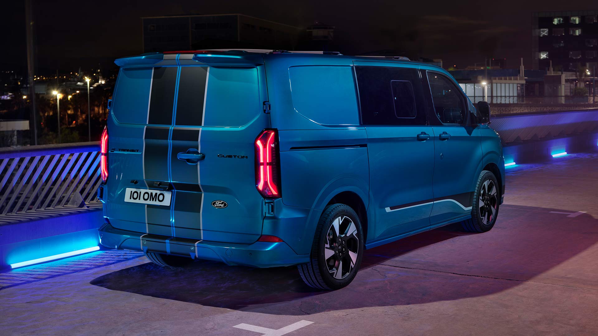 Vue arrière d'un Ford E-Transit Custom Sport à double cabine électrique bleue.