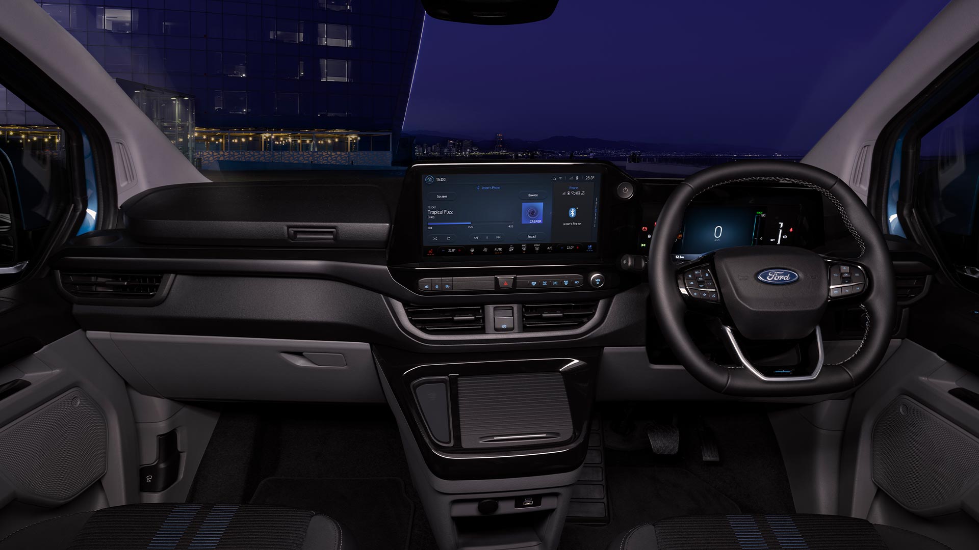 Vue intérieure de la fourgonnette électrique Ford E-Transit Custom la nuit.