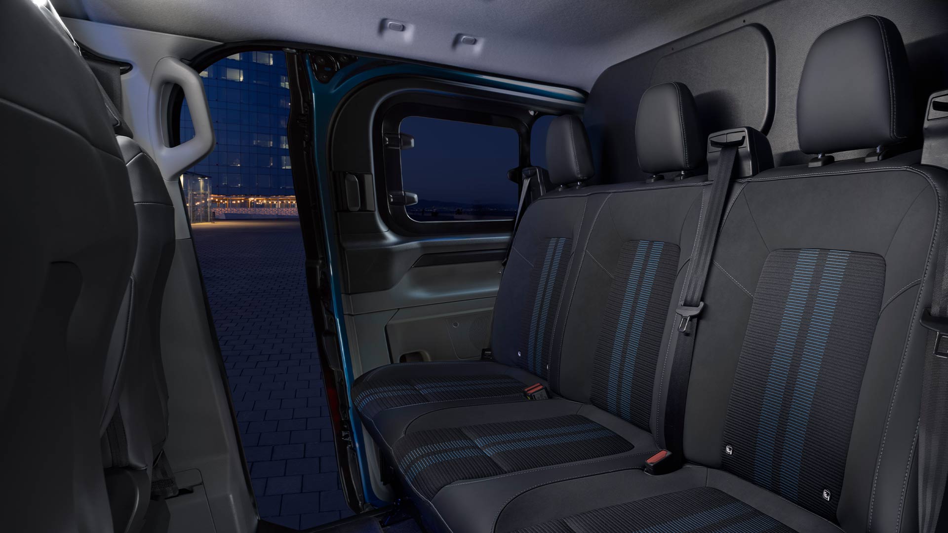 Rangée de sièges arrière dans le Ford E-Transit Custom à double cabine.