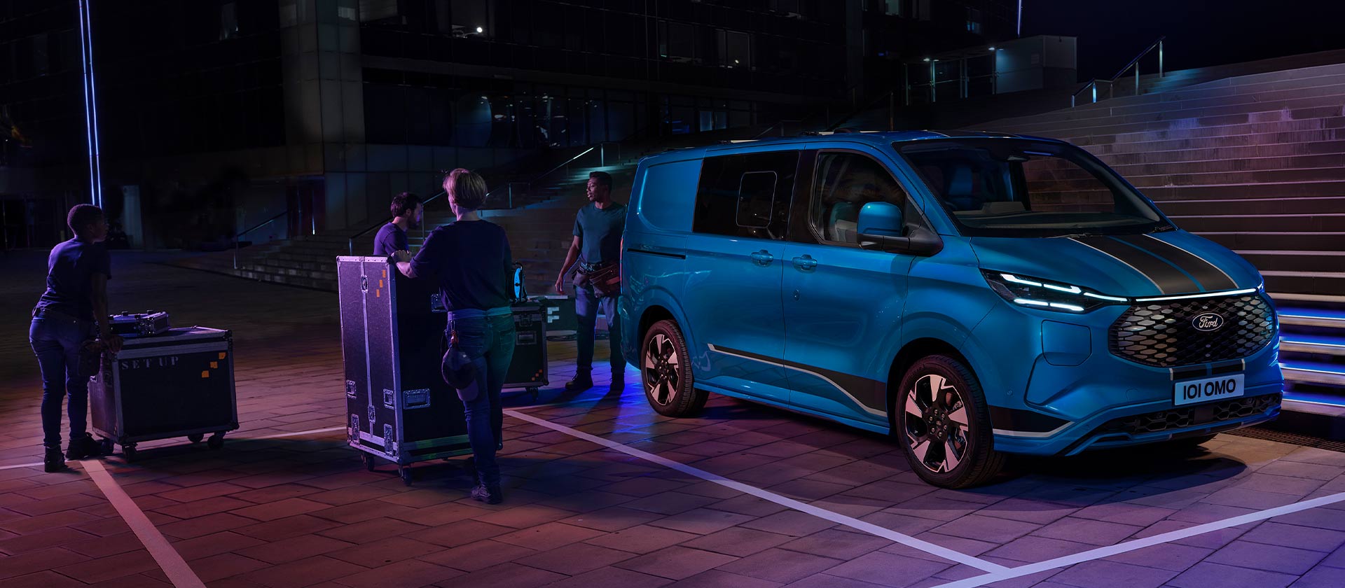 Ford E-Transit Custom Sport double cabine en fourgon bleu.