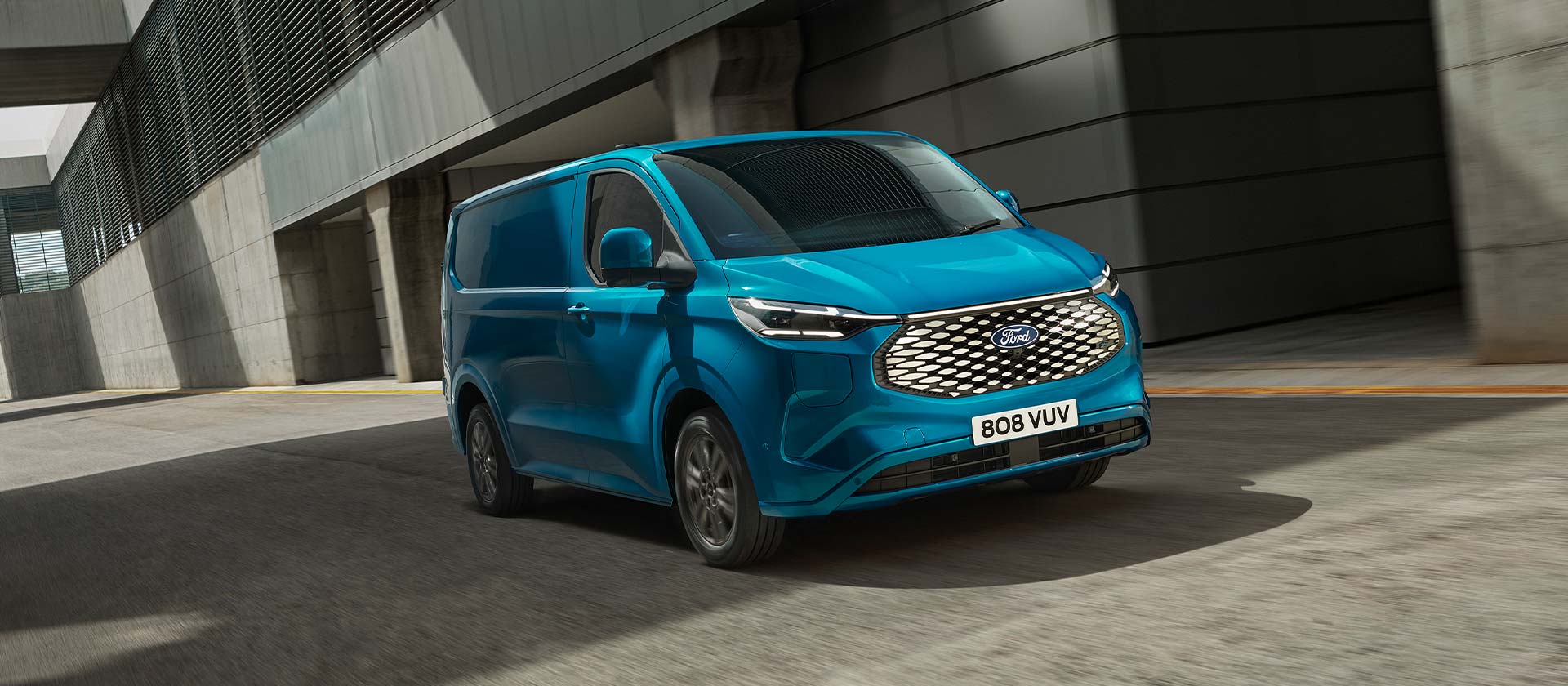 Fourgon électrique Ford E-Transit Custom bleu, vue latérale.