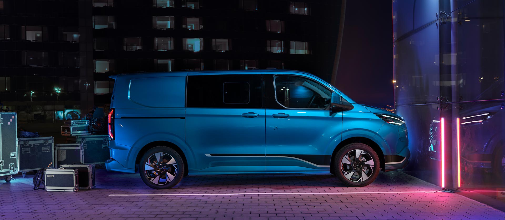 Fourgon électrique Ford E-Transit Custom bleu, vue latérale.