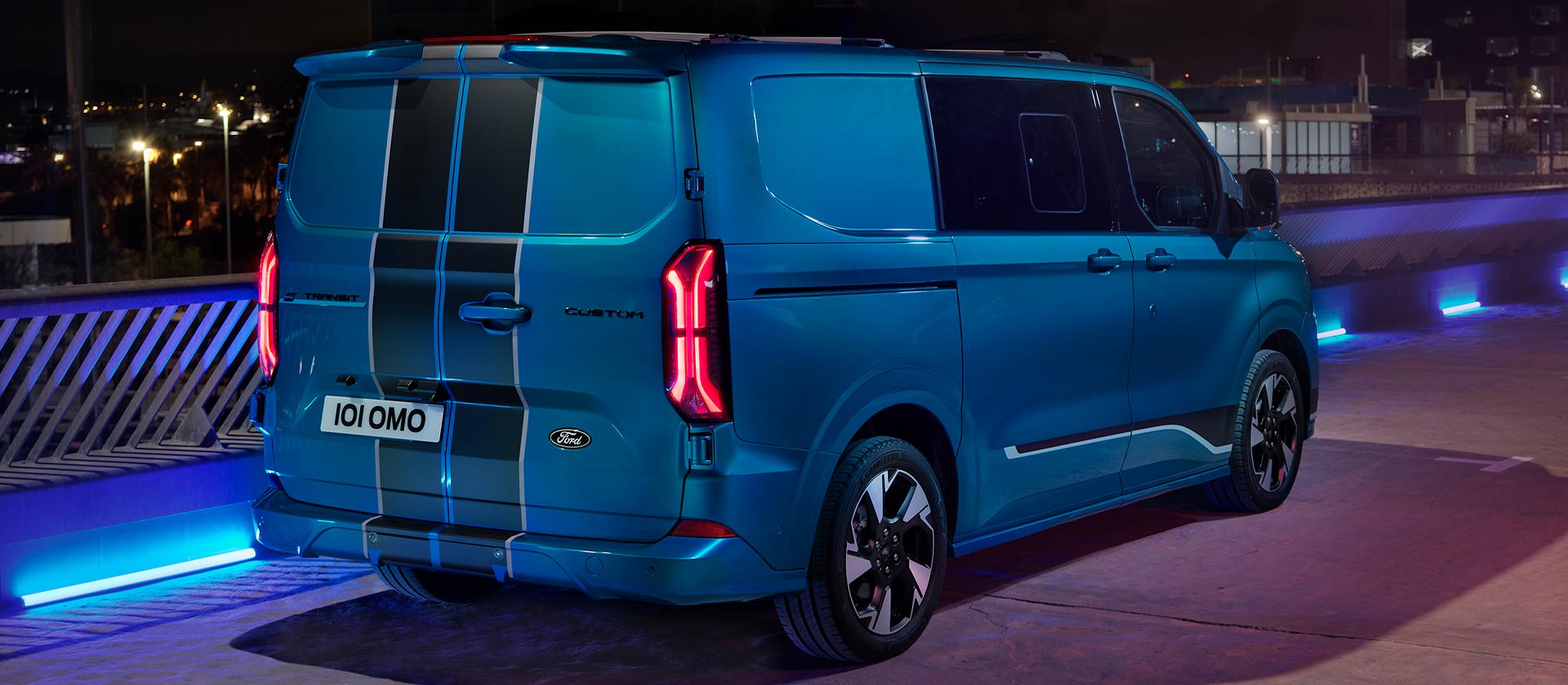 Vue arrière d'un fourgon électrique Ford E-Transit Custom Sport double cabine bleu.