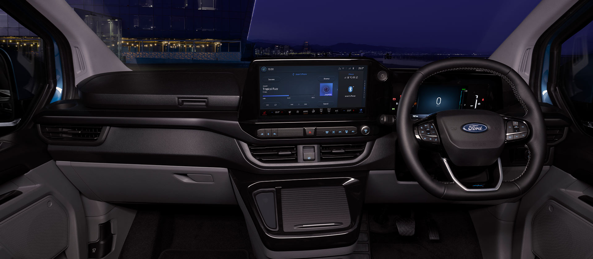 Vue intérieure du fourgon électrique Ford E-Transit Custom de nuit.