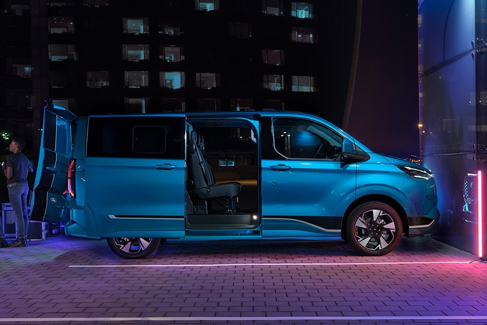 Fourgon électrique Ford E-Transit Custom double cabine bleu avec portes ouvertes.