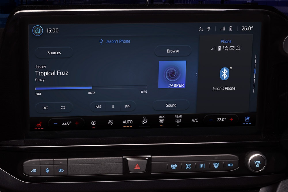 Écran d'infodivertissement dans le fourgon électrique Ford E-Transit Custom.