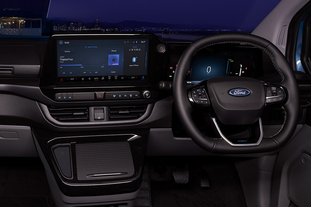 Vue intérieure de la camionnette électrique Ford E-Transit Custom avec les sièges conducteur et passager.