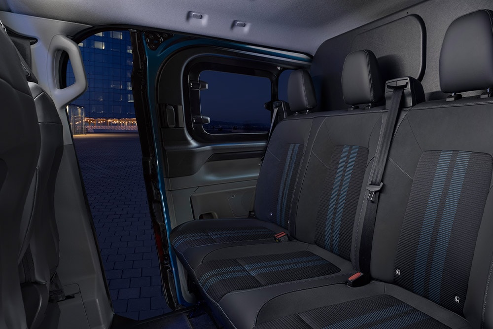 Banquette arrière d'un fourgon Ford Transit Custom double cabine.