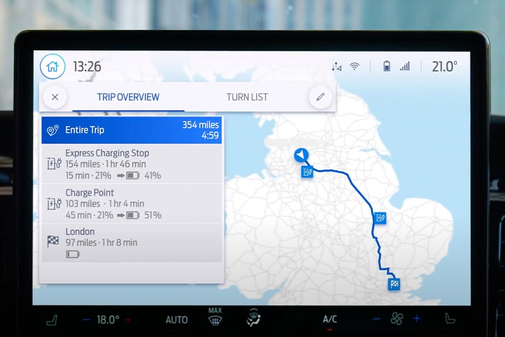 Écran de navigation dans la camionnette électrique Ford E-Transit Custom avec aperçu du trajet.