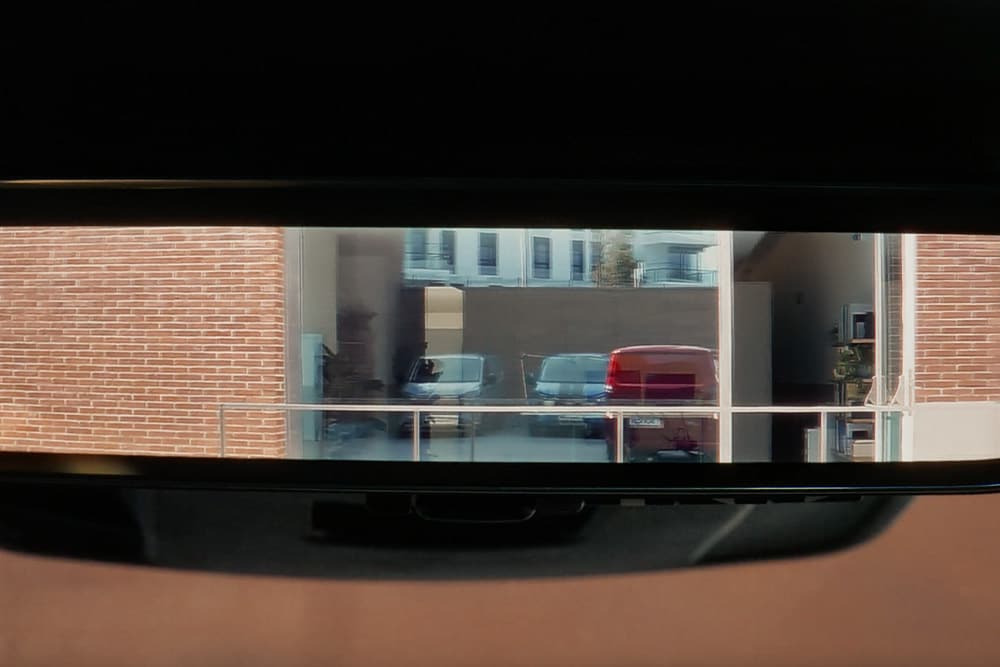 Rétroviseur intérieur dans le fourgon électrique Ford E-Transit Custom.