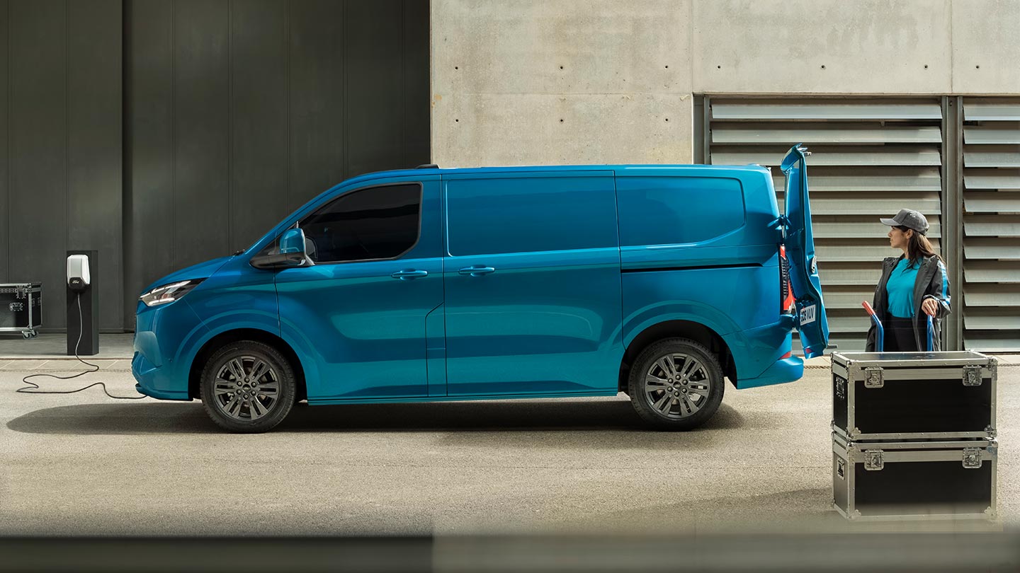 Fourgon électrique Ford E-Transit Custom bleu en cours de chargement.