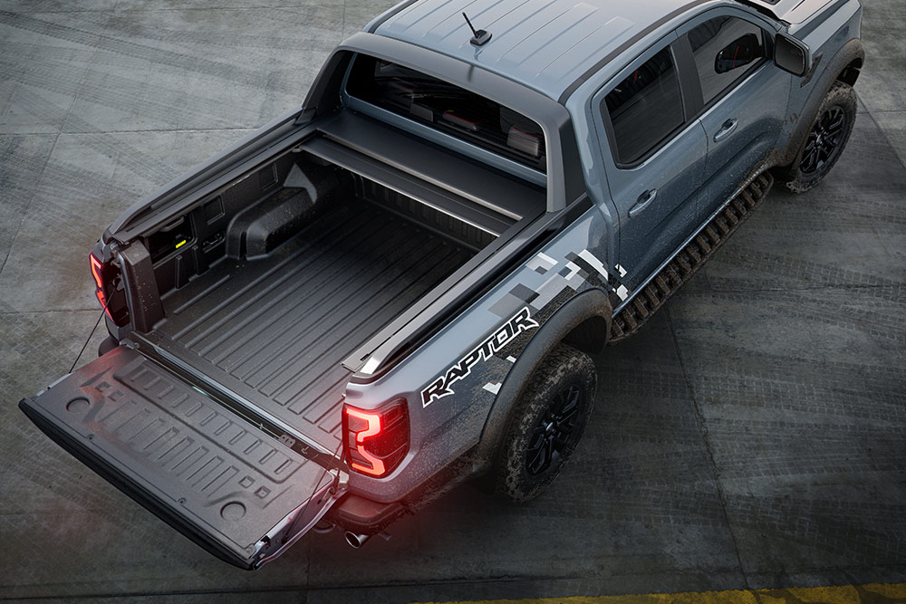 Vue arrière du Ford Ranger Raptor, mettant en avant la benne et le hayon.