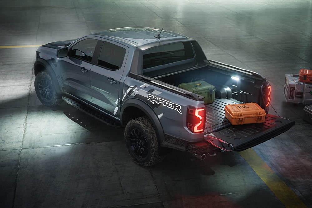 Vue arrière du Ford Ranger Raptor, mettant en avant l’éclairage de zone extérieure du véhicule.