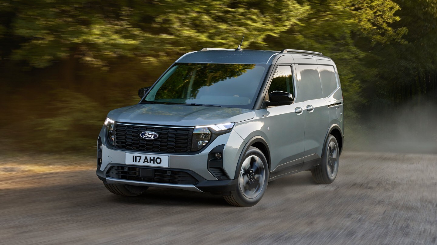 Ford Transit Courier roulant sur la route