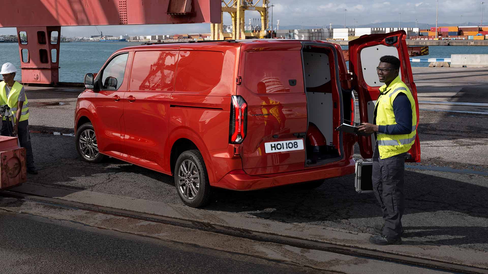Une camionnette Ford Transit Custom rouge dans un port.