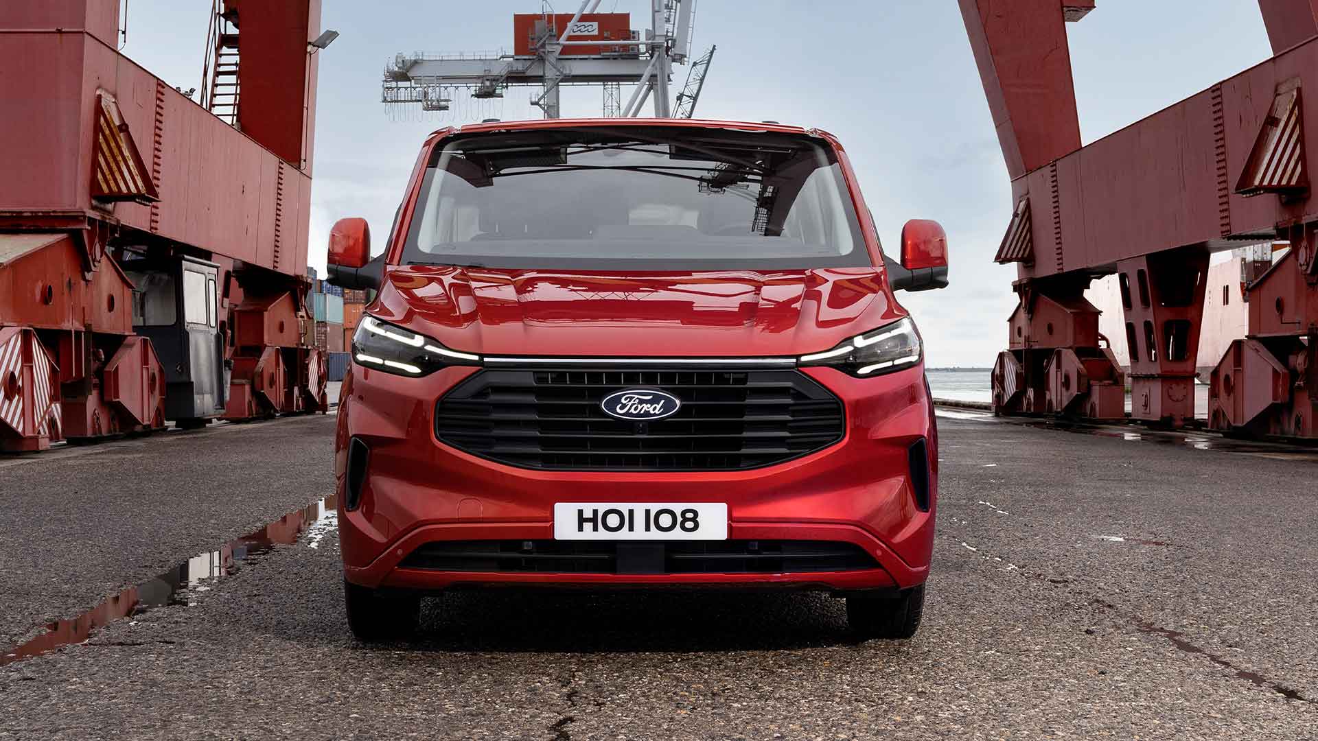 Une camionnette Ford Transit Custom rouge à quai.
