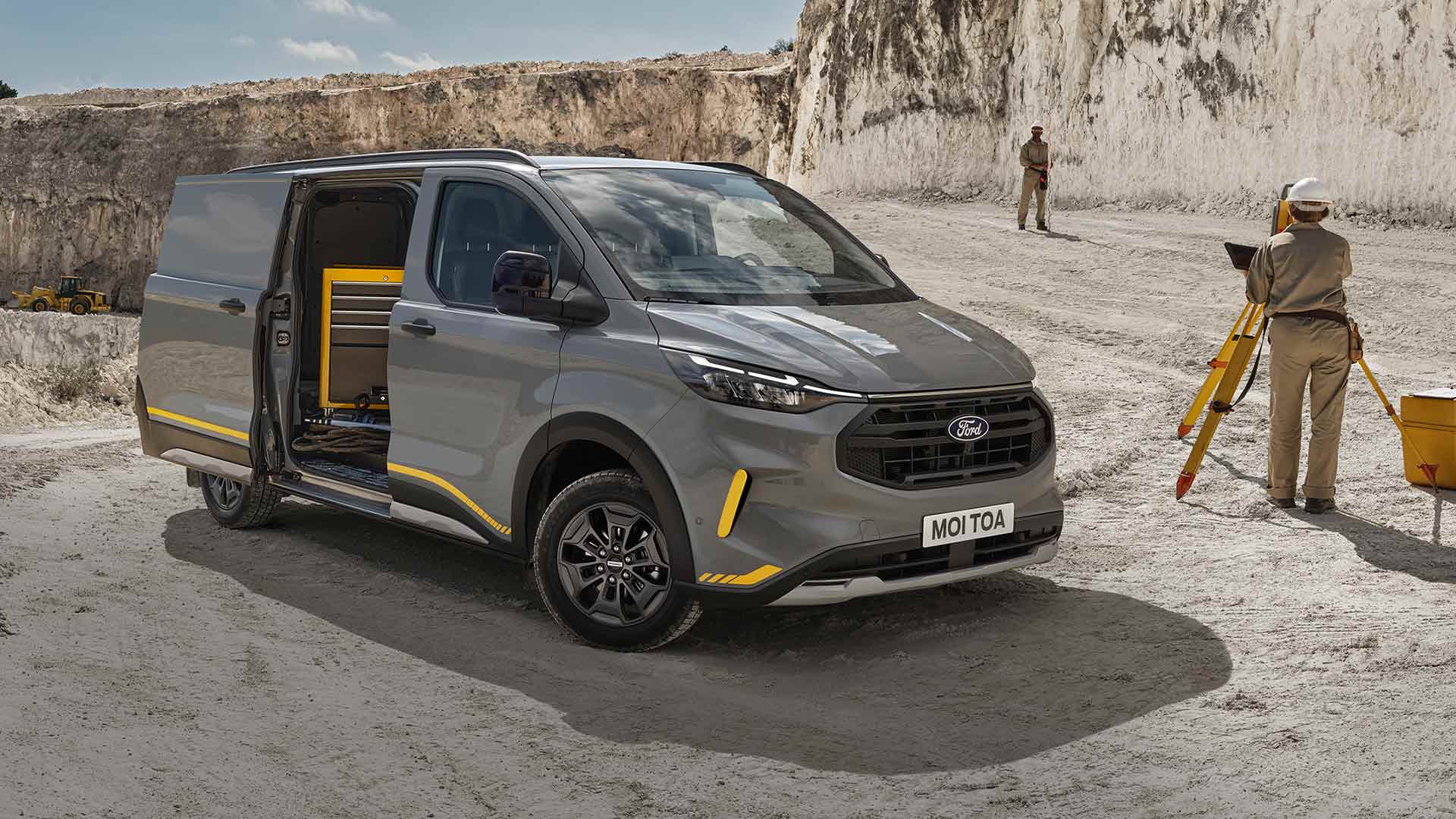 Une Ford Transit Custom Trail Van grise dans une carrière.