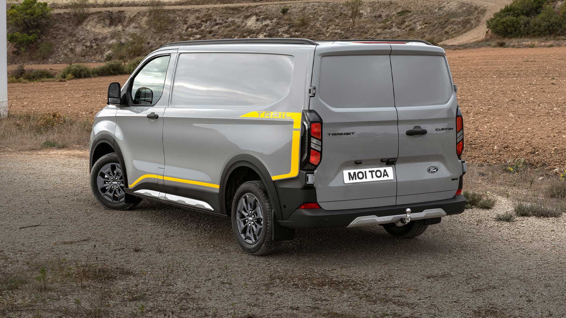Vue arrière d'une camionnette Ford Transit Custom Trail grise