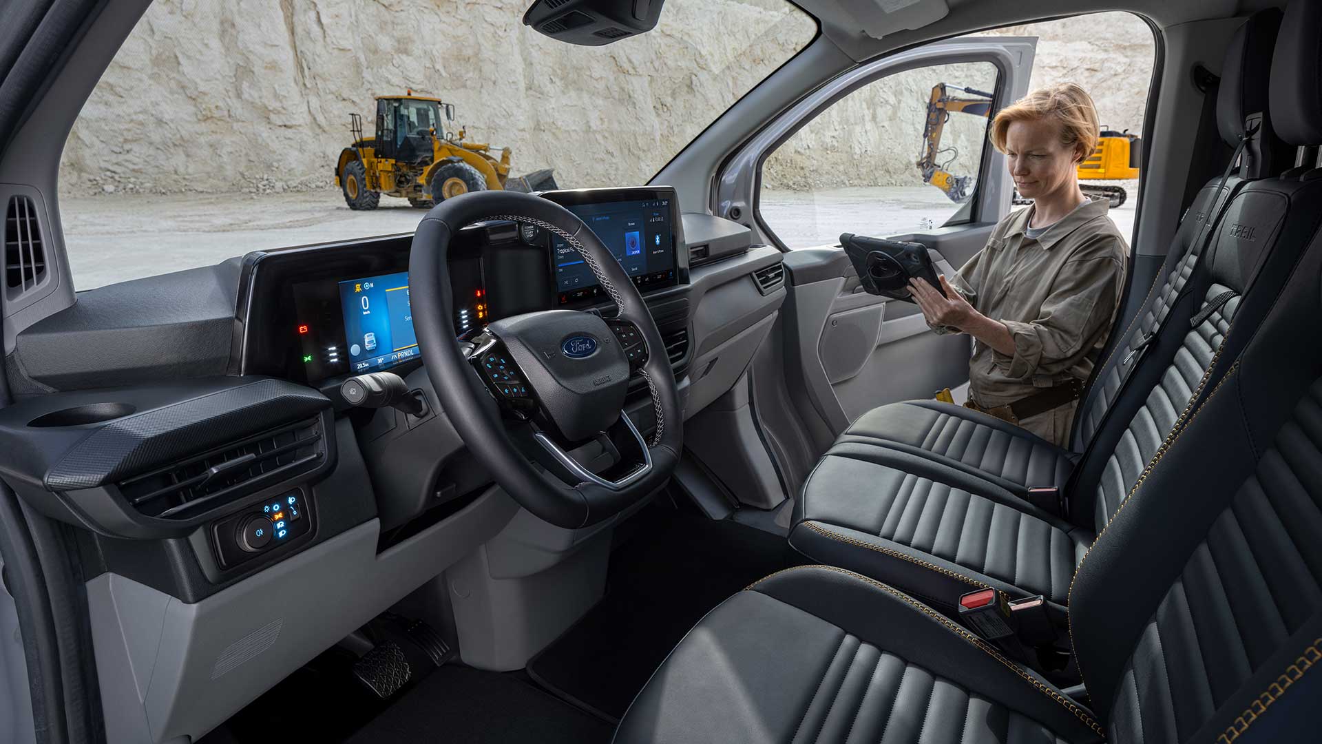 Intérieur d'une camionnette Ford Transit Custom Trail grise.