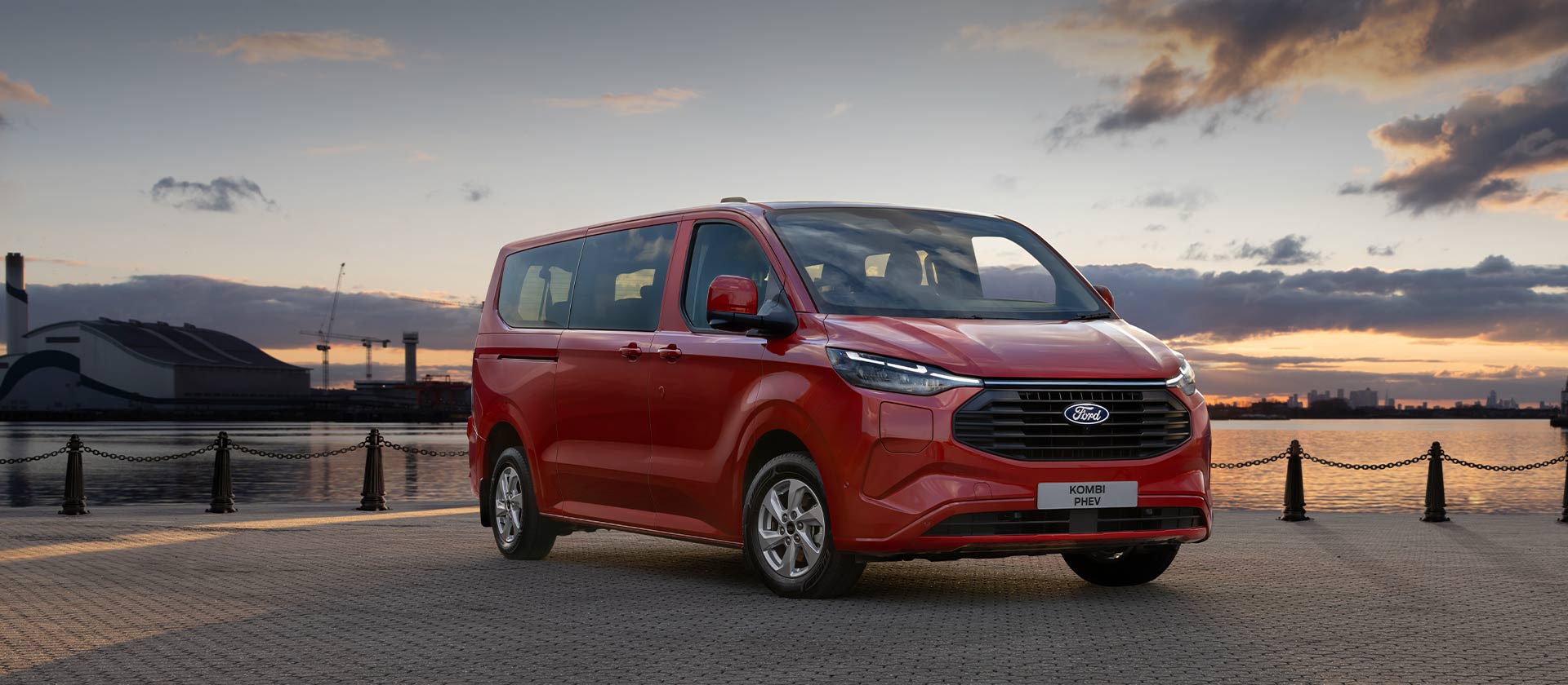Ford Transit Custom Combi PHEV rouge.