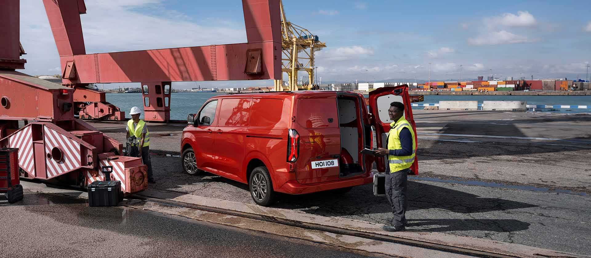 Ford Transit Custom rouge dans un port.